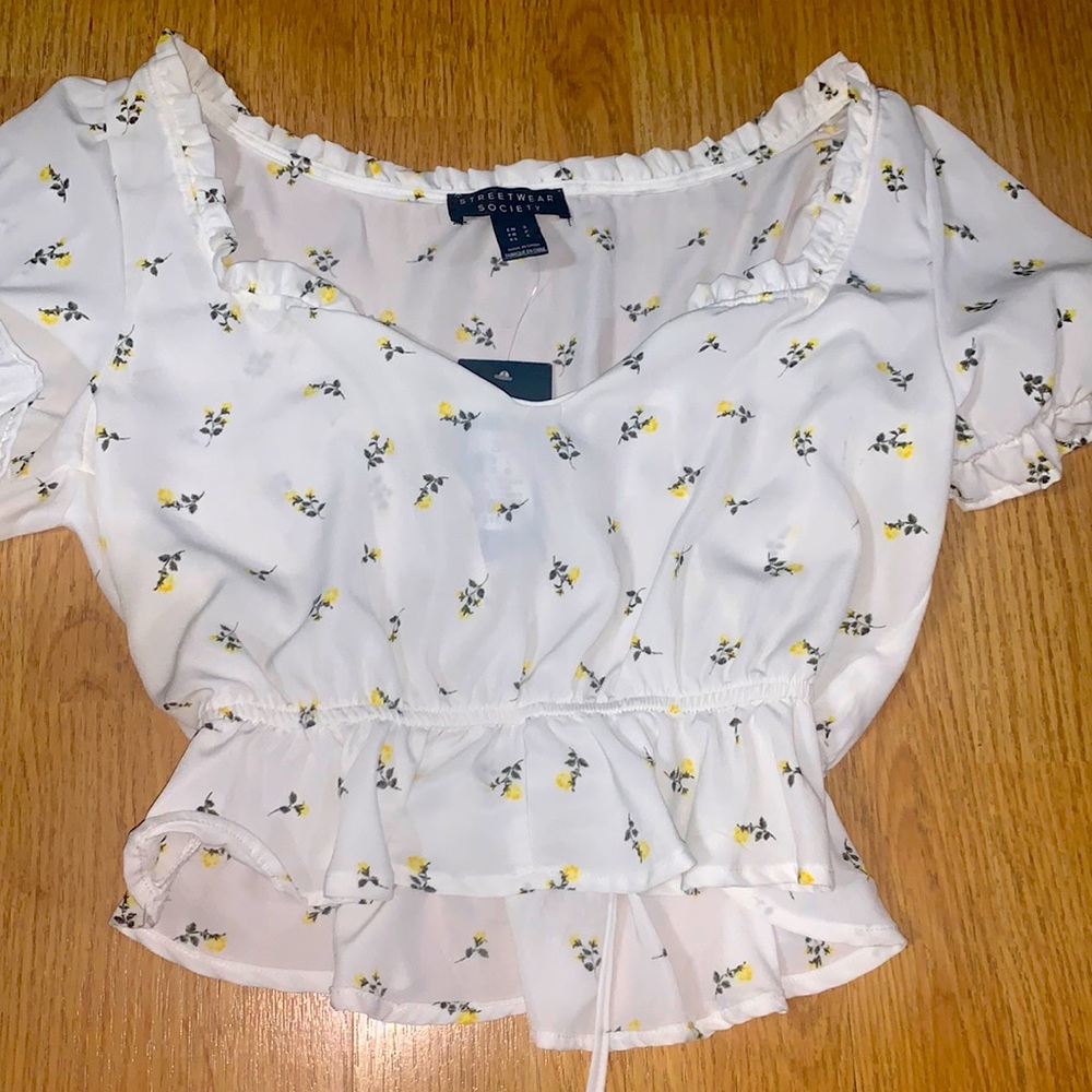Floral crop top never worn 🤍